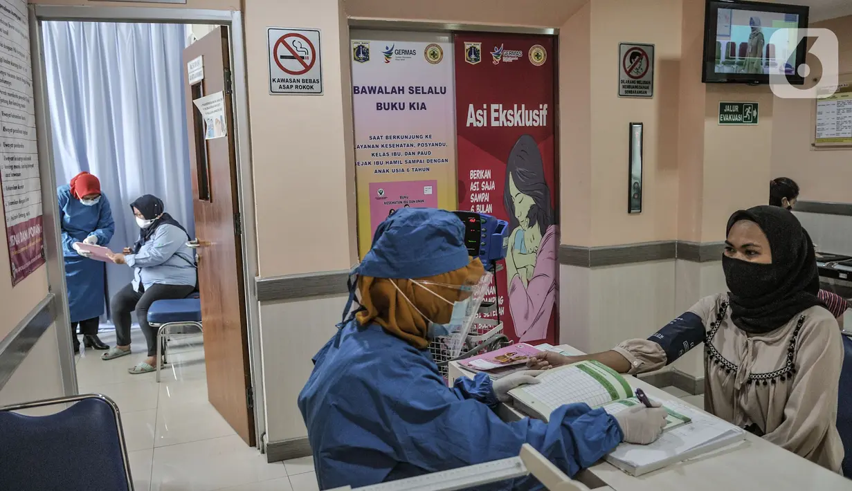 Dokter memeriksa kesehatan ibu hamil di Puskesmas Kecamatan Jatinegara, Jakarta, Kamis (26/11/2020). Menurut Survei Status Gizi Balita Indonesia 2019 oleh Kementerian Kesehatan RI, tercatat satu dari empat anak Indonesia di bawah usia lima tahun menderita stunting. (merdeka.com/Iqbal S. Nugroho)