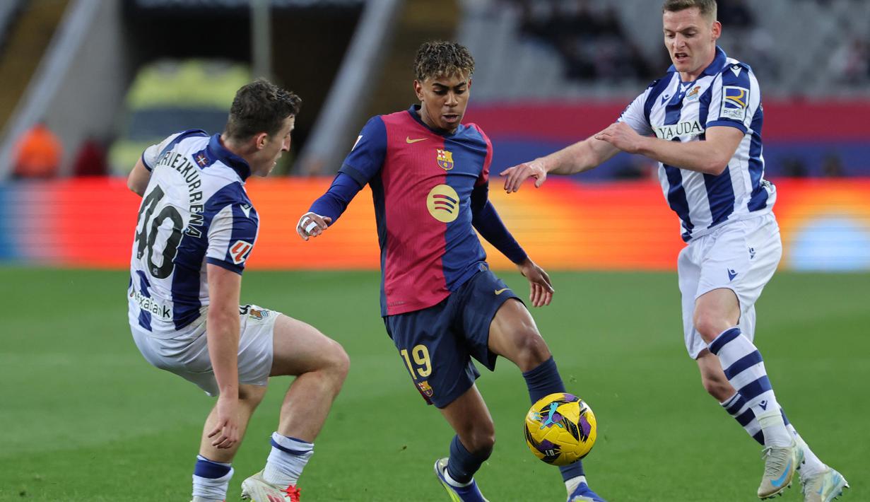 Hingga waktu turun minum tiba, Barcelona menang 2-0 atas Real Sociedad. (LLUIS GENE/AFP)