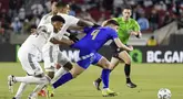 Pemain Argentina, Julian Alvarez, berusaha melewati pemain Kosta Rika dalam laga persahabatan yang digelar di Los Angeles Memorial Coliseum, Amerika Serikat, Rabu (27/3/2024). Argentina menang dengan skor 3-1. (AP Photo/Eric Thayer)