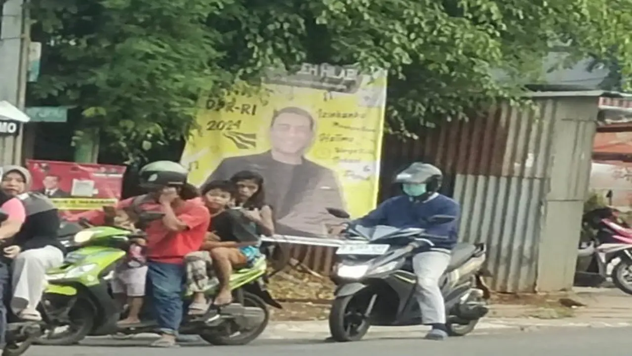 Spanduk caleg DPR RI di kawasan Kalimalang, Bekasi Selatan, Kota Bekasi, masih belum ditertibkan pihak Bawaslu maupun Satpol PP. (Liputan6.com/Bam Sinulingga)