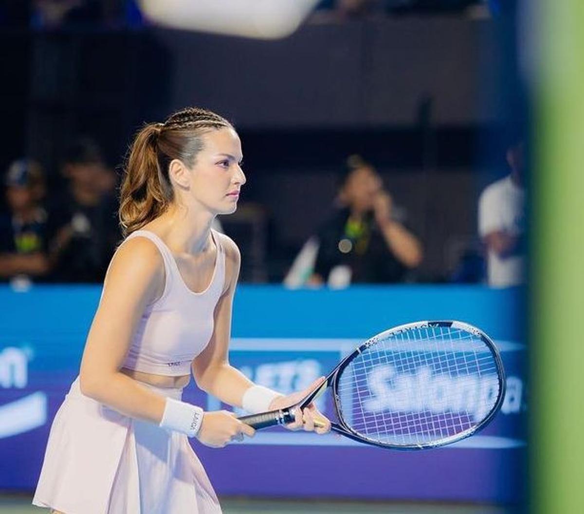 Selama berada di lapangan tenis Nia memang selalu terlihat sungguh-sungguh. Tak heran jika Nagita dan Gege kewalahan menghalau pukulan Nia dan pasangannya, Luna Maya.