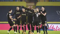 Bek West Ham, Angelo Ogbonna (tengah) berselebrasi dengan rekan-rekannya usai mencetak gol ke gawang Leeds United pada pertandingan lanjutan Liga Inggris di stadion Elland Road di Leeds, Inggris, Sabtu (12/12/2020). West Ham menang tipis atas Leeds United 2-1. (Oli Scarff, Pool via AP)