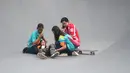 Tim medis melakukan pertolongan kepada skateboarder Malaysia Christina Grace Lai yang cedera saat melakukan pemanasan jelang final taman putri Asian Games 2018 di arena roller sport Jakabaring, Palembang, Rabu (29/8). (ANTARA FOTO/INASGOC/Rahmad Suryadi)