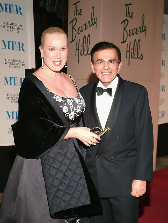 Anak mendiang penyiar senior Casey Kasem dan saudaranya menggugat sang janda, Jean Kasem. Mereka menyalahkan Jean atas tindakannya yang merupakan penyebab kematian Casey Kasem. (AFP/Bintang.com)