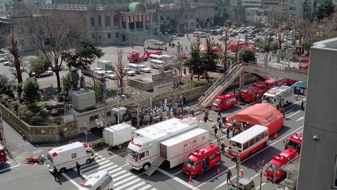Pemandangan setelah serangan gas sarin oleh sekte kiamat Aum Shinrikyo di stasiun kereta bawah tanah Tsukiji, Tokyo, Jepang, 20 Maret 1995. Anggota sekte 'Kiamat' melepaskan sarin di kereta bawah tanah yang berada di Tokyo. (JIJI PRESS/AFP)