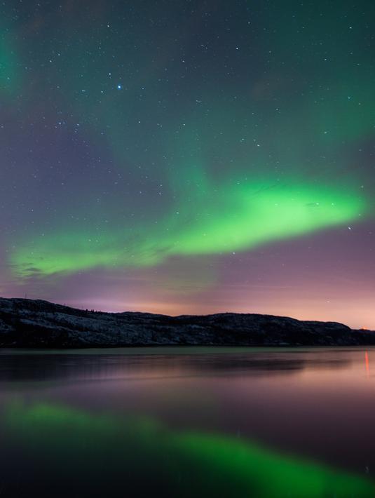 Cahaya Utara, yang dikenal sebagai Aurora Borealis, terlihat menerangi langit malam di dekat kota Kirkenes, Norwegia utara, Kamis (12/11/2015). (AFP PHOTO/Jonathan NACKSTRAND)