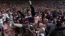 Suporter Persija, The Jakmania, melakukan moshing memberikan dukungan saat melawan Persela pada laga Liga 1 di SUGBK, Jakarta, Selasa (20/11). Persija menang 3-0 atas Persela. (Bola.com/Vitalis Yogi Trisna)