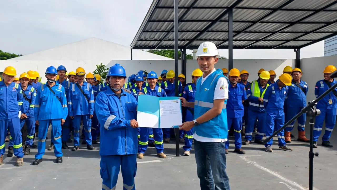 Serah terima dokumen untuk 1.600 pelanggan program percepatan penyambungan listrik di wilayah Jabodetabek. (Dok PLN)