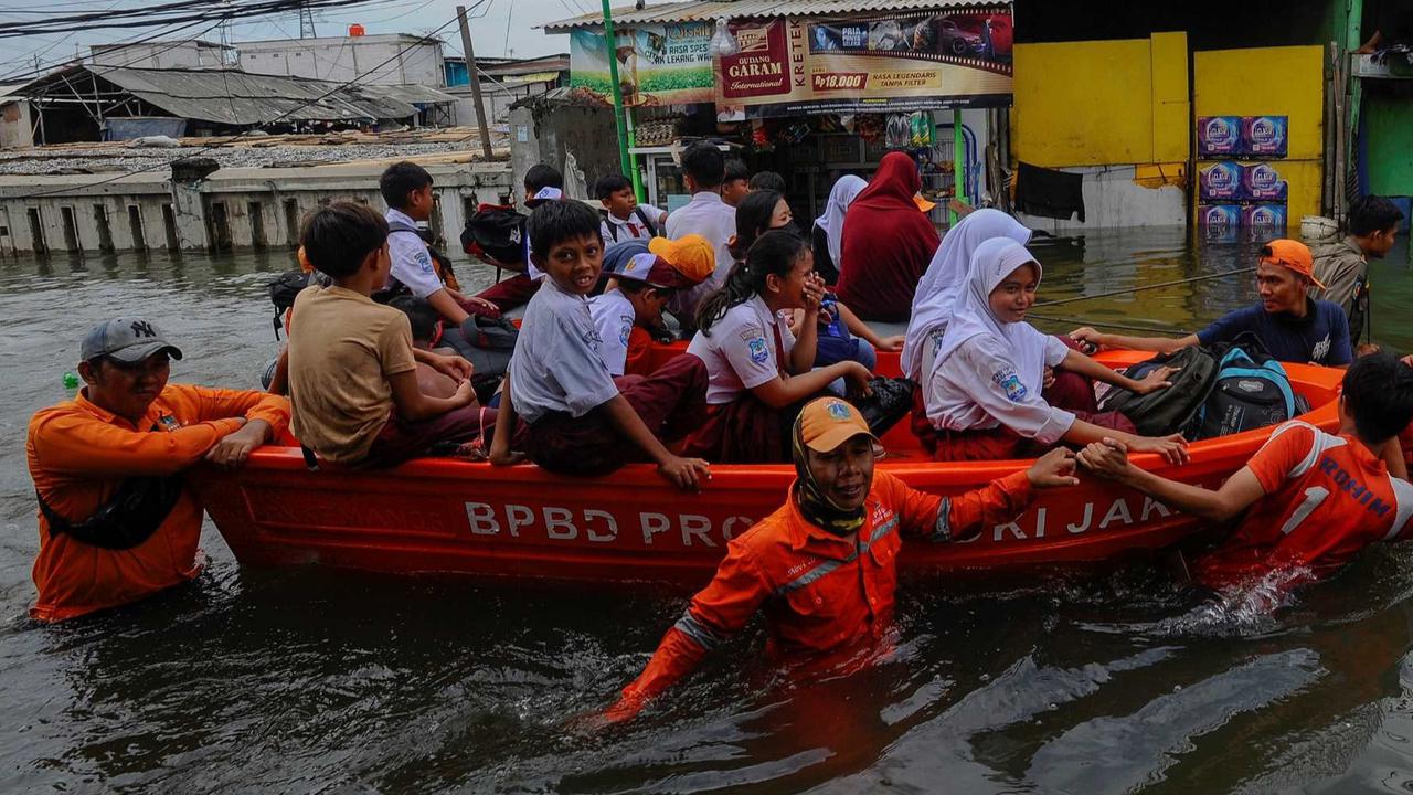 FOTO: Nestapa Warga Muara Angke Sudah Empat Hari Dikepung Banjir Rob, Kini Tingginya Capai 1,3 Meter