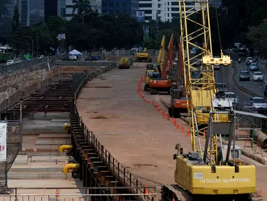 Suasana pembangunan proyek pengerjaan MRT di Jalan Sudirman-Thamrin, Jakarta, Rabu (22/7/2015). Pembangunan proyek masih berhenti sementara hingga sepekan setelah Lebaran. (Liputan6.com/Johan Tallo)