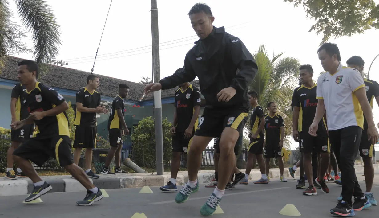 Para pemain Mitra Kukar berlatih ringan jelang semi final Piala Presiden melawan Persib di Tenggarong, Kaltim, Minggu (4/10/2015). (Bola.com/Vitalis Yogi Trisna)