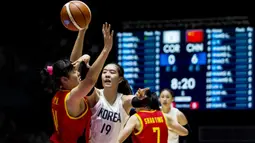 Pebasket Korea Bersatu, Jisu Park, berusaha merebut bola dari pebasket China pada laga final basket wanita Asian Games di Istora, Jakarta, Sabtu (1/9/2018). China menang 71-65 atas Korea Bersatu. (Bola.com/Vitalis Yogi Trisna)