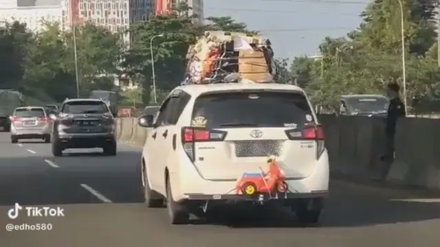 6 Potret Barang Bawaan Mudik Sampai ke Atap Mobil Ini Bikin Tepuk Jidat