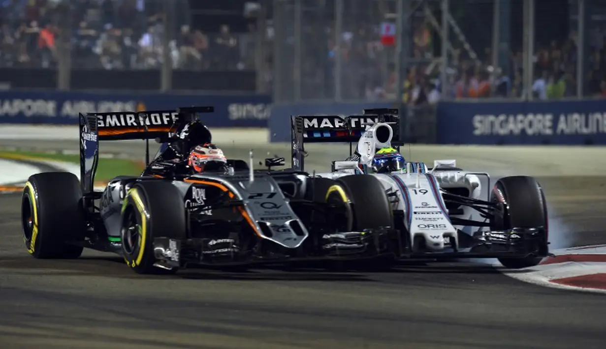 Pebalap Sahara Force India, Nico Hulkenberg (kiri) bertabrakan dengan pebalap Williams, Felipe Massa, dalam GP Singapura di Sirkuit Marina Bay, Singapura, Minggu (20/9/2015). (AFP Photo/Philippe Lopez)