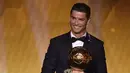 Cristiano Ronaldo terpilih sebagai Pesepakbola Terbaik Dunia 2014 dalam ajang FIFA Ballon d'Or, Swiss, Senin (12/1/2015). (AFP PHOTO/Fabrice COFFRINI)
