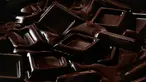 Jika dimakan dalam jumlah yang secukupnya, cokelat hitam bisa memperbaiki sistem cerna dan melawan lemak perut. Untuk itu, cari cokelat yang mengandung 70-80% kokoa. (huffingtonpost.com)