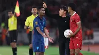 Pelatih Timnas Indonesia, Shin Tae-yong melakukan protes keras kepada wasit dalam laga melawan Thailand di ajang Piala AFF 2022, Kamis (29/12/2022). (Bola.com/Bagaskara Lazuardi)