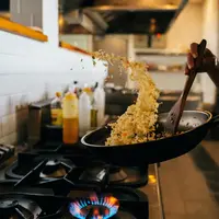 Ilustrasi masak nasi goreng. (Copyright Pexels/Anna Tarazevich)