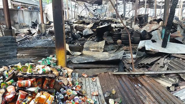 Barang dagangan di Pasar Mandiraja, Banjarnegara, berubah jadi arang usai terbakar hebat selama lima jam. (Foto: Liputan6.com/Muhamad Ridlo)