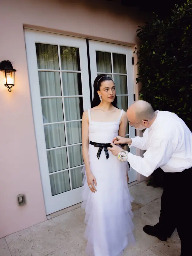 Gaya Elegan Margaret Qualley dengan Gaun Putih di Golden Globes 2025, Dibuat 400 Jam dan 7.000 Elemen Bordir