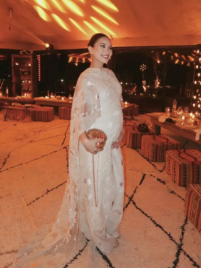 Gaya Alyssa Daguise Tetap On Point Pakai Kaftan Sembari Pamer Baby Bump Saat Kondangan di Maroko