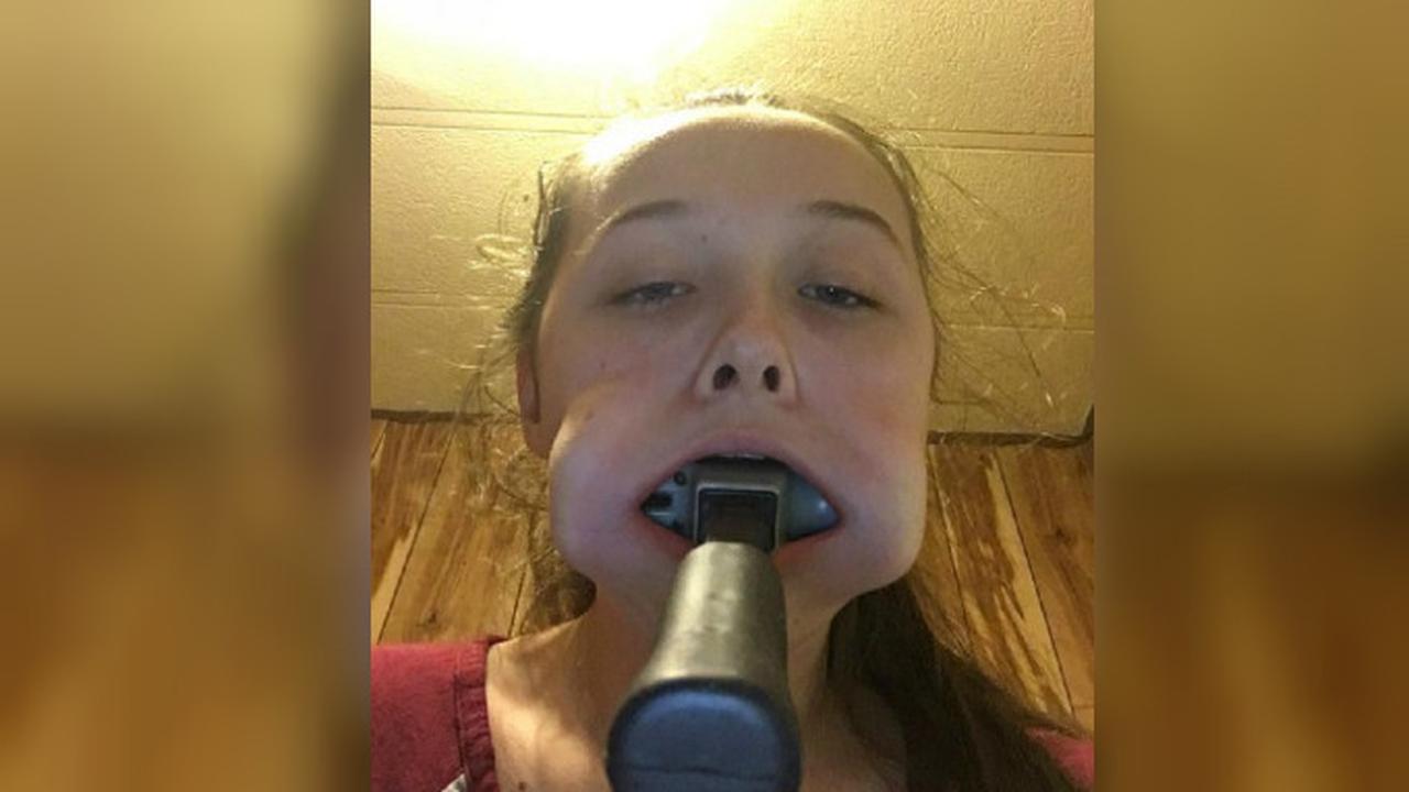 Kaley (14) memasukan palu ke dalam mulutnya sehabis menerima tantangan dari teman (twitter)