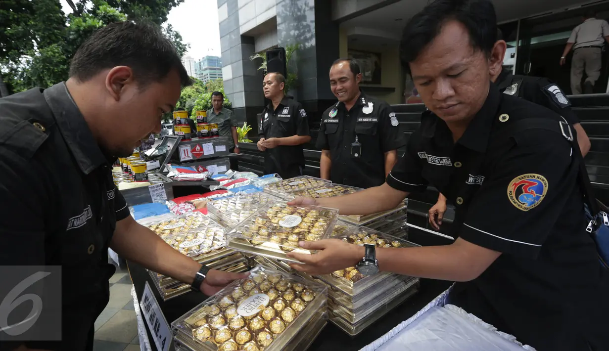Dit Narkoba Polda Metro Jaya menata barang bukti hasil Operasi Bersinar Jaya 2016, Jakarta, Rabu (13/4). Petugas mengungkap peredaran narkoba internasional dengan mengamankan 36,43 kg shabu kristal yang dikemas kotak cokelat. (Liputan6.com/Gempur M Surya)