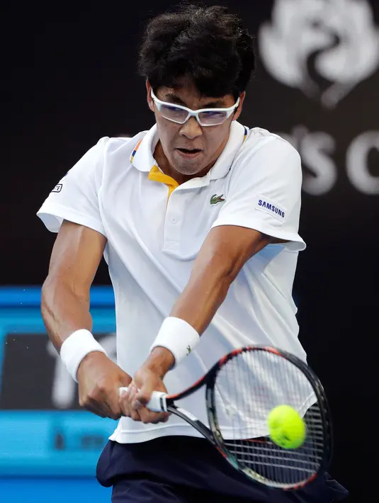 Petenis Korea Selatan Chung Hyeon mengembalikan bola pukulan petenis Serbia, Novak Djokovic saat bertanding pada putaran keempat kejuaraan tenis Australia Terbuka di Melbourne (22/1). Chung Hyeon menang 6-7(4), 5-7, 6-7(3). (AP Photo/Vincent Thian)