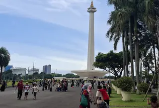 Sinar terik matahari tidak menghalangi masyarakat untuk datang berwisata ke Monas, Jakarta Pusat. (Liputan6.com/Rifqy Alief Abiyya)