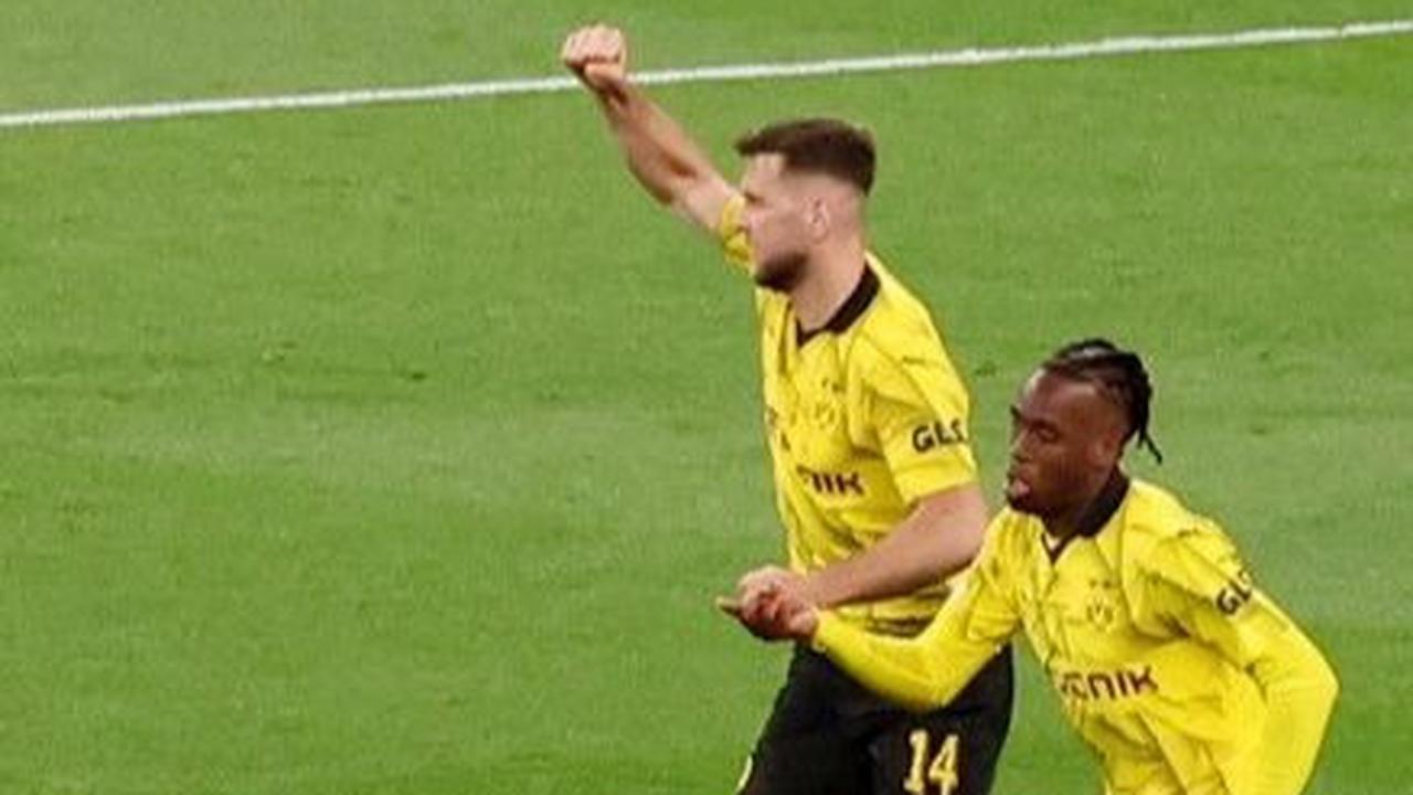 Pada menit ke-87, Dortmund berhasil mencetak gol lewat sundulan Fullkrug. Namun hakim garis sudah lebih dulu mengibarkan bendera offside. Keputusan ini didukung oleh VAR. Foto: REUTERS<br>