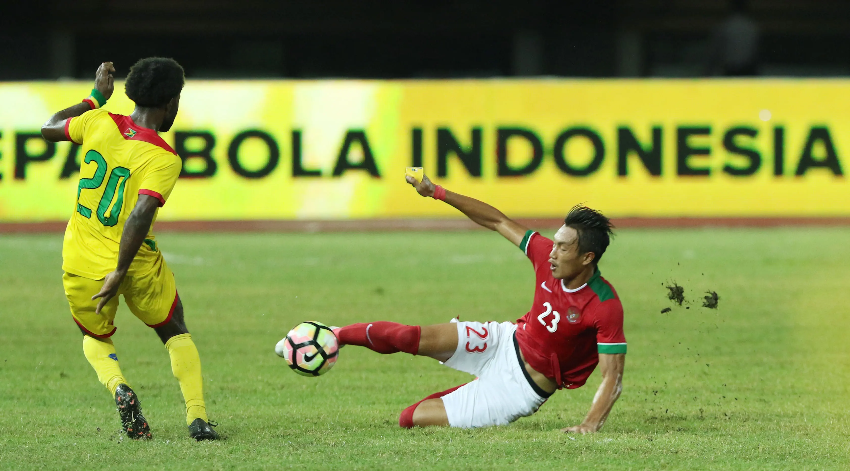 Aksi Hansamu Yama dalam menjaga pertahanan Timnas Indonesia saat melawan Guyana pada uji coba di Stadion Patriot, Bekasi, Sabtu (25/11/2017). (Liputan6.com/Helmi Fithriansyah)