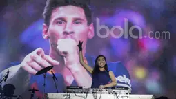 DJ Kartika memeriahkan acara nonton bareng Real Madrid melawan Barcelona bersama Bola.com dan Head & Shoulders di Senayan, Jakarta, Minggu (24/4/2017). (Bola.com/Vitalis Yogi Trisna)