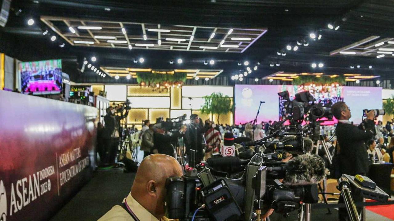 Dari jumlah tersebut, hampir 1.800 orang di antaranya adalah wartawan asing.