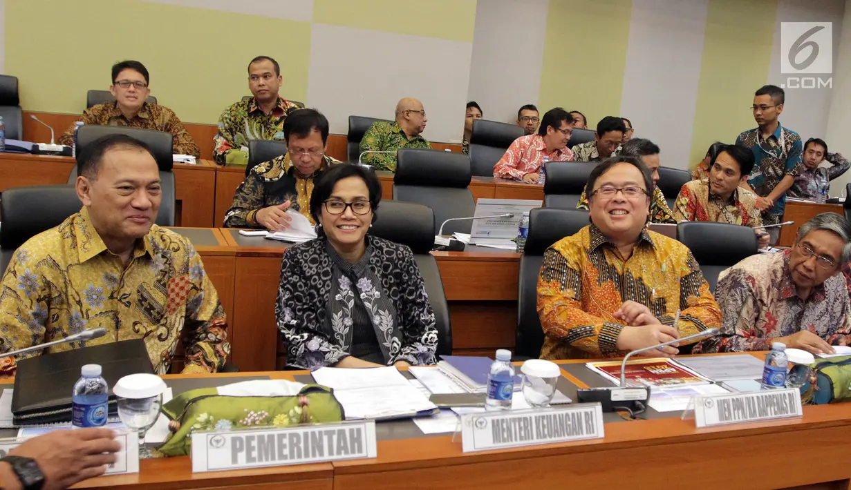 Menteri Keuangan Sri Mulyani (kedua kiri), bersama Wakil Menteri Keuangan Mardiasmo (kanan), Gubernur BI Agus Martowardojo (kiri) dan saat mengikuti rapat kerja di Kompleks Parlemen, Senayan, Jakarta (5/9). (Liputan6.com/Johan Tallo)