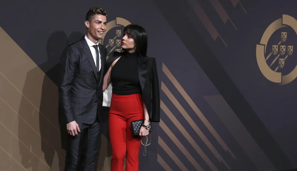 Striker Real Madrid, Cristiano Ronaldo dan kekasihnya, Georgina Rodriguez, berpose saat menghadiri acara Quina Awards di Lisbon, Portugal, Senin (19/3/2018). Georgina tetap tampil cantik meski habis melahirkan. (AP/Armando Franca)