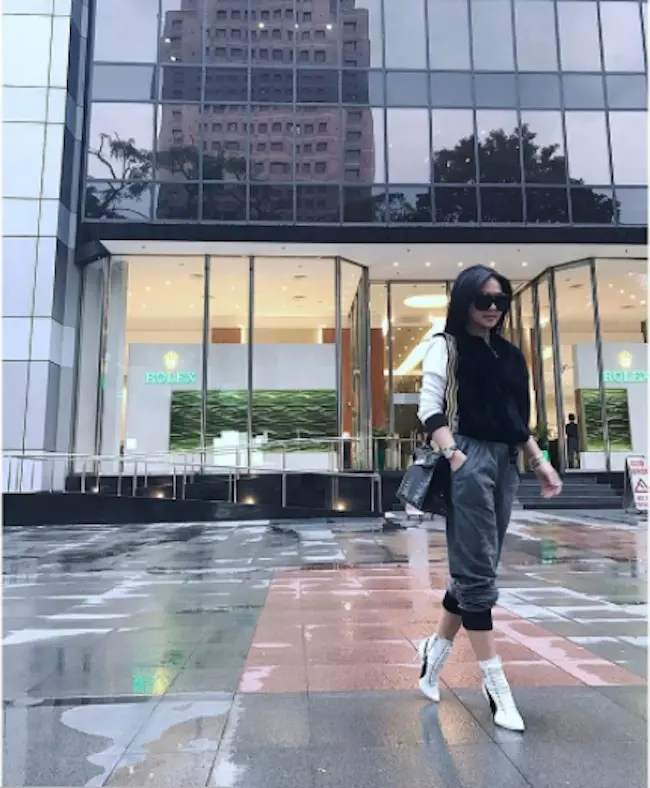 Padu padan busana untuk cewek bertubuh pendek ala Syahrini. (princessyahrini/instagram)