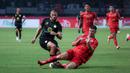 <p>Pemain Barito Putera, Murilo Otavio Mendes (kiri) berebut bola dengan pemain Persija Jakarta, Ondrej Kudela saat laga lanjutan BRI Liga 1 2023/2024 antara Persija Jakarta melawan Barito Putera di Stadion Patriot Candrabhaga, Bekasi, Sabtu (07/10/2023). (Bola.com/Bagaskara Lazuardi)</p>
