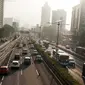 Ruas tol Dalam Kota dari Cawang arah Semanggi Jakarta diberlakukan contraflow, Senin (13/2). Hal ini dilakukan dalam rangka mengantisipasi kepadatan lalu lintas yang disebabkan pembangunan jalan layang Pancoran dan Proyek LRT (Liputan6.com/Gempur M Surya)