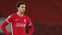 Bek Liverpool, Trent Alexander-Arnold tampak kecewa di akhir pertandingan menghadapi Burnley dalam laga lanjutan Liga Inggris 2020/21 di Anfield Stadium, Kamis (21/1/2021). Liverpool kalah 0-1 dari Burnley. (AFP/Clive Brunskill/Pool)