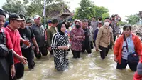 Menteri Sosial Tri Rismaharini meninjau langsung lokasi terisolir, bencana banjir di Kabupaten Pati, Jawa Tengah, Jumat (6/1/2023). (Foto: Istimewa).