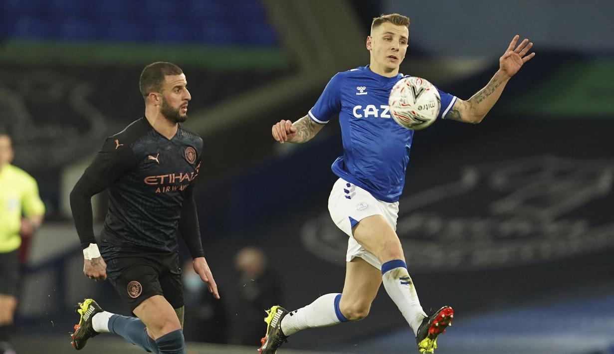 Bek Everton, Lucas Digne (kanan) mengontrol bola di depan bek Manchester City, Kyle Walker dalam laga perempatfinal Piala FA 2020/2021 di Goodison Park, Liverpool, Sabtu (20/3/2021). Everton kalah 0-2 dari Manchester City. (AP/Jon Super/Pool)