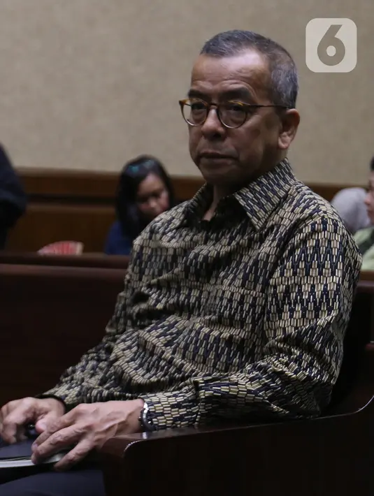 Mantan Dirut PT Garuda Indonesia Emirsyah Satar menjalani sidang di Pengadilan Tipikor, Jakarta, Senin (30/12/2019). Emirsyah Satar menjalani sidang perdana dengan agenda pembacaan dakwaan. (Liputan6.com/Herman Zakharia)
