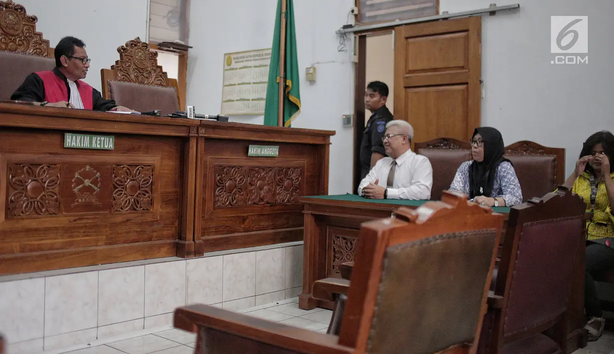 Hakim tunggal Agus Widodo (kiri) memimpin sidang lanjutan praperadilan yang diajukan mantan Ketua Umum PPP Romahurmuziy  di PN Jakarta Selatan, Jakarta, Selasa (14/5). Agus menolak permohonan praperadilan Romahurmuziy karena KPK telah memiliki dua barang bukti yang cukup. (Liputan6.com/FaizalFanani)