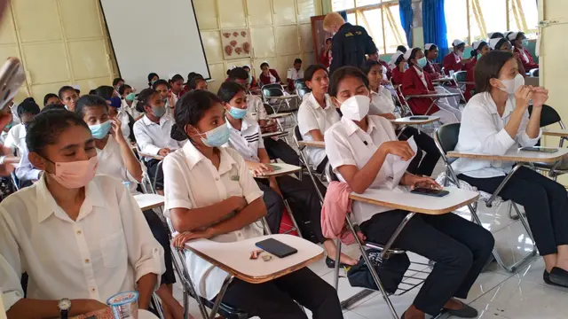 Puluhan mahasiswa Akademi Keperawatan (Akper) Santa Elisabeth Lela, saat mendengarkan sosialisasi penerimaan beasiswa dari DPR RI Komisi X Andreas Hugo Pareira . (Liputan6.com/Dionisius Wilibardus)
