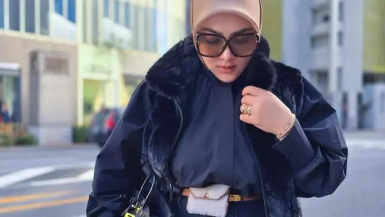 10 Inspirasi Padu Padan Atasan Hitam ala Syahrini, Tampil Menawan di Berbagai Kesempatan