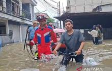 Petugas Gulkarmat Evakuasi Ibu Hamil dan Balita Saat Banjir Duri Kosambi Melanda Jakarta Barat