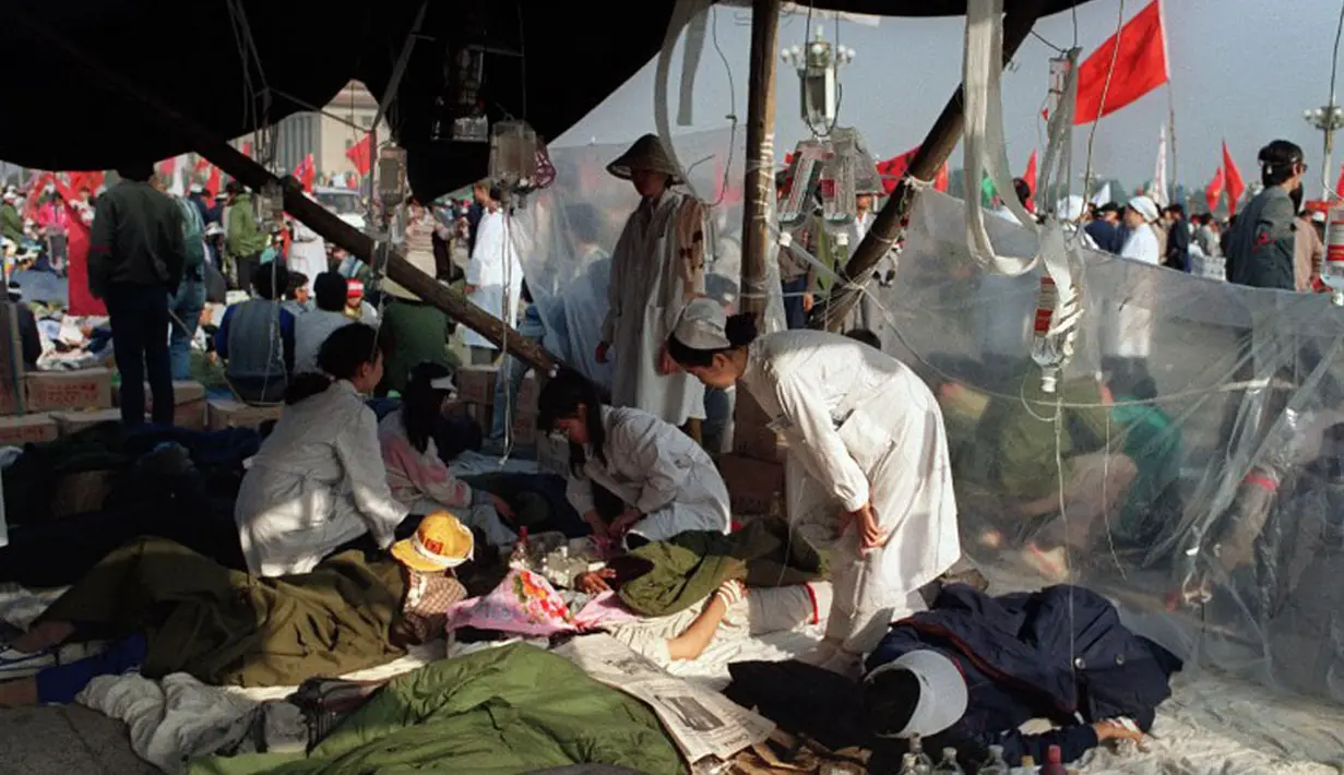 17 Mei 1989, sejumlah mahasiswa dari Universitas Beijing jatuh sakit akibat melakukan aksi mogok makan saat berunjuk rasa di Lapangan Tiananmen, Tiongkok. (AFP PHOTO/CATHERINE Henriette)