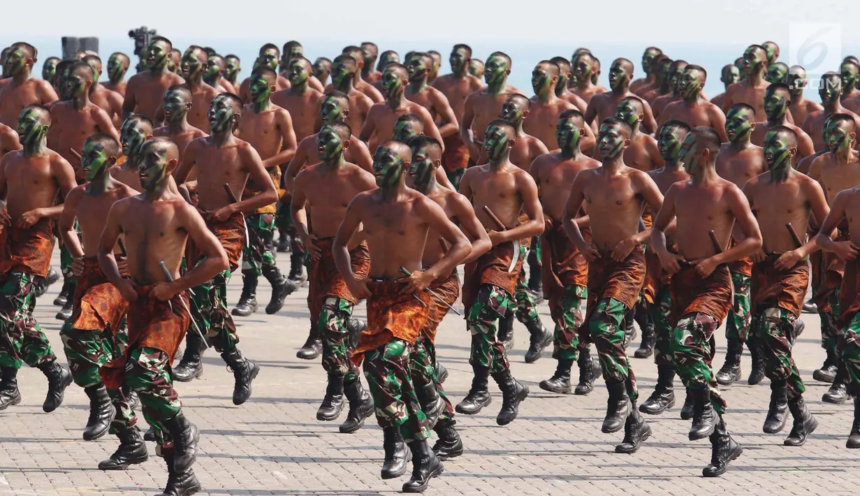 Aksi prajurit TNI saat melakukan gladi resik HUT TNI ke-72 di Cilegon, Banten, Selasa (3/10). Gladi resik tersebut untuk memperingati HUT TNI ke-72 yang dilaksanakan tanggal 5 Oktober. (Liputan6.com/Angga Yuniar)