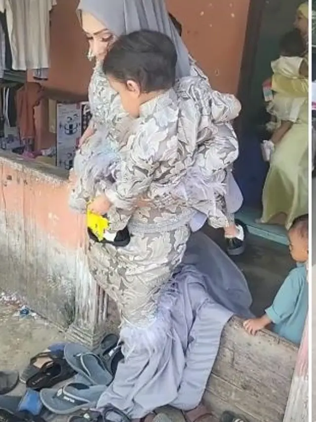 Tampilan Unik Wanita Pakai Baju Lebaran Bertema Mermaid