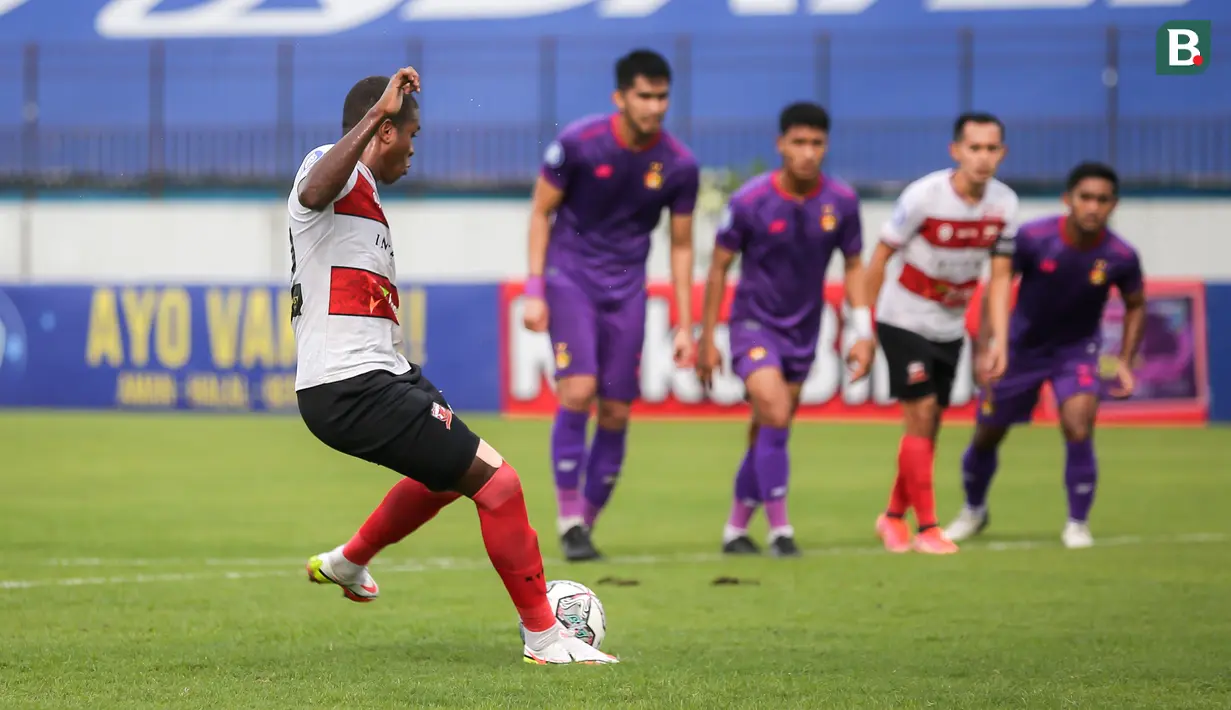 Pemain Madura United, Hugo Gomes "Jaja" mencetak gol pertama ke gawang Persik Kediri melalui tendangan penalti dalam laga pekan ke-13 BRI Liga 1 2021/2022 di Stadion Moch. Soebroto, Magelang, Rabu (24/11/2021). (Bola.com/Bagaskara Lazuardi)